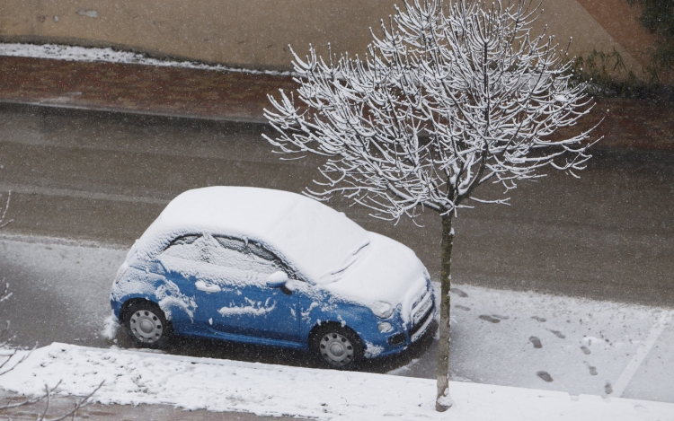 Szerdán is egész nap esni fog a hó