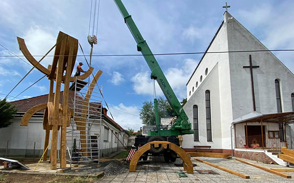 Jó ütemben halad a kertvárosi harangláb építése