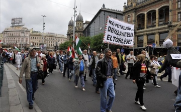 Devizahitelek - A Képviselői Irodaházhoz vonultak a tüntetők