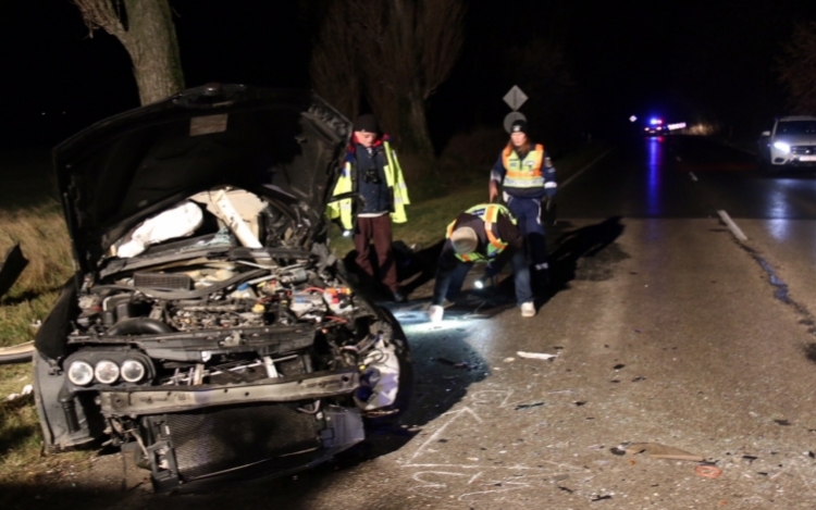 Busz és autó ütközött Szabadbattyánnál, meghalt egy ember