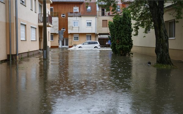 Több megyében is településeket öntött el a víz