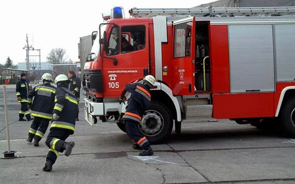 Vasárnap este egy villanyoszlopot döntött ki egy személygépkocsi Dombóváron, a Kórház utcában