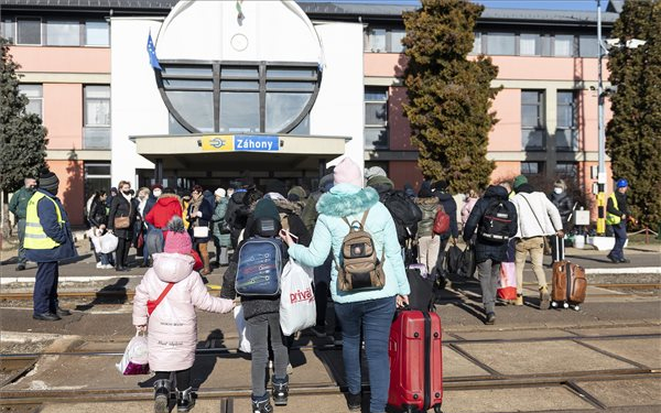 Akár 900 ezer ukrajnai menekültre számít a kormány