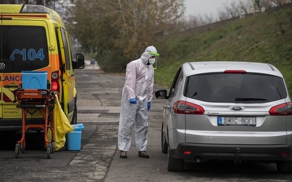 Szűrőbuszok is közreműködnek a koronavírus-gyanús esetek tesztelésében