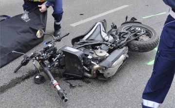 Mentővel ütközött és meghalt egy motoros a fővárosban