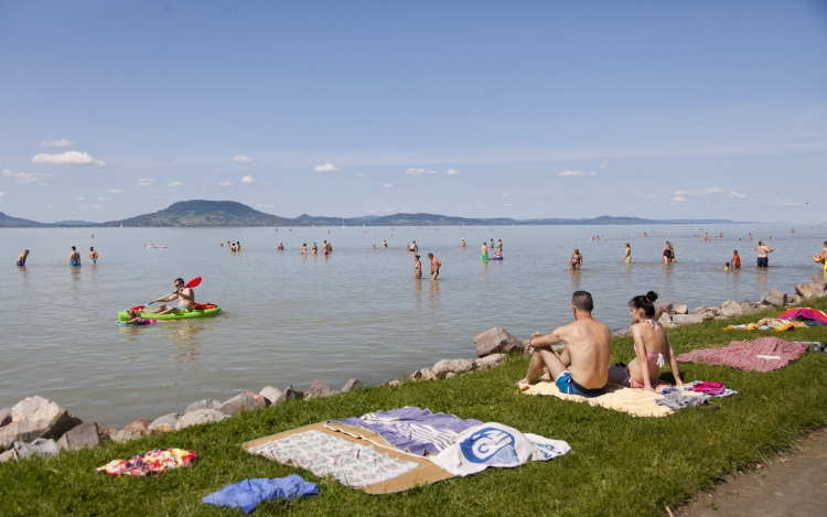 Idén is meghirdetik a Kék hullám zászló balatoni strandminősítő versenyt