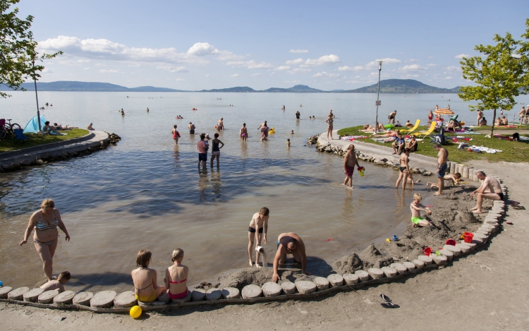 Idén 33 balatoni strand kapta meg a Kék Hullám Zászló minősítést