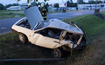 Végigelőzte a sort, majd balesetet okozott és meghalt a vétlen autós