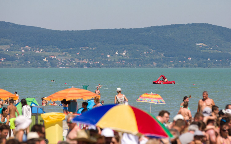 Két és féléves kislány fulladt a Balatonba